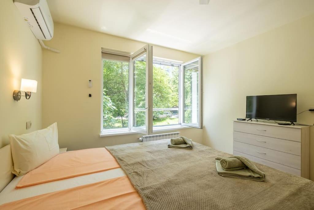 Top Location, Brand New 3 Bdrm Apt & Free Parking Sofia Ngoại thất bức ảnh