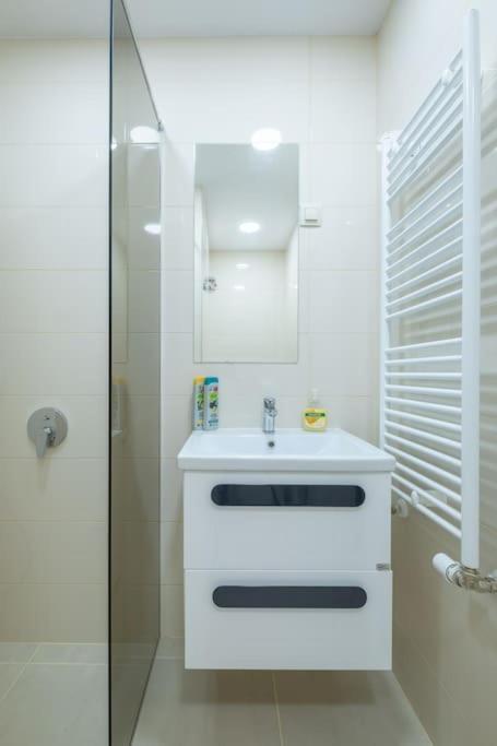 Top Location, Brand New 3 Bdrm Apt & Free Parking Sofia Ngoại thất bức ảnh