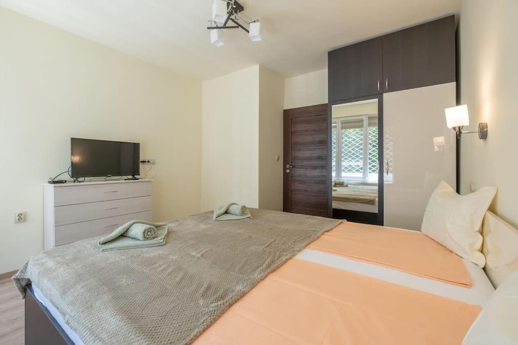 Top Location, Brand New 3 Bdrm Apt & Free Parking Sofia Ngoại thất bức ảnh