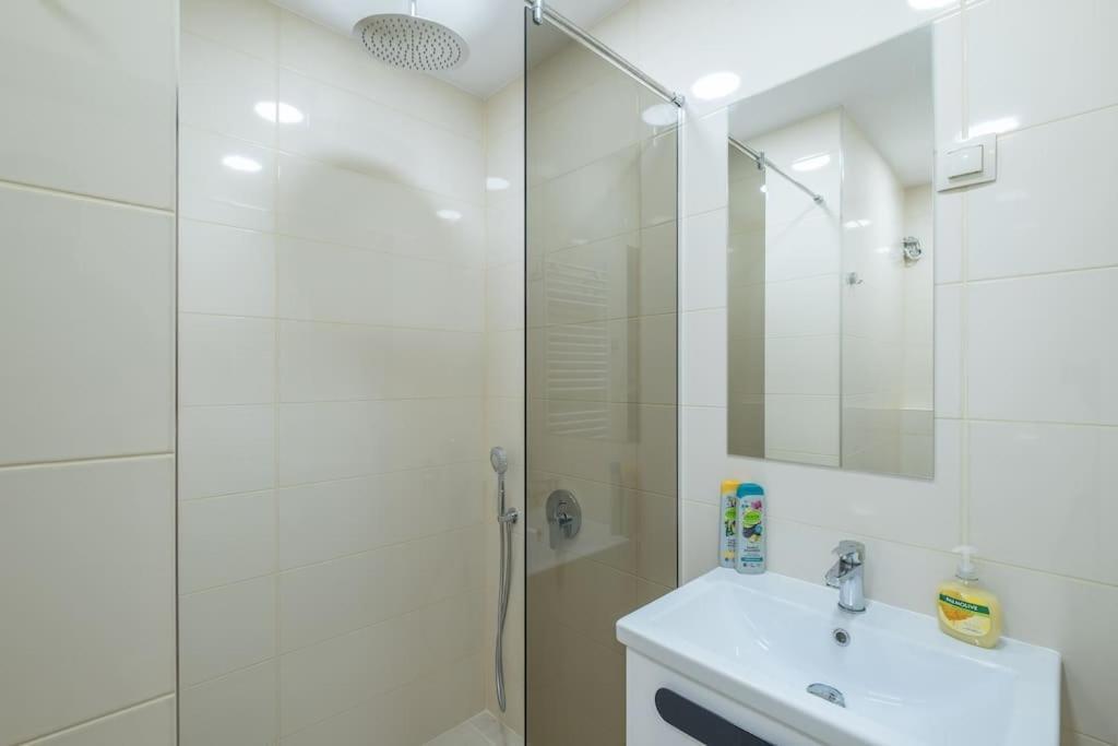 Top Location, Brand New 3 Bdrm Apt & Free Parking Sofia Ngoại thất bức ảnh