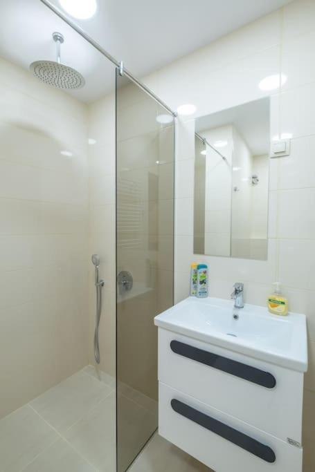 Top Location, Brand New 3 Bdrm Apt & Free Parking Sofia Ngoại thất bức ảnh