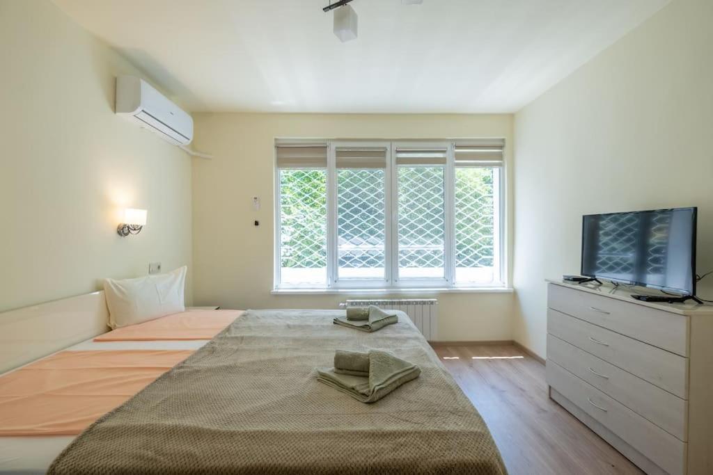 Top Location, Brand New 3 Bdrm Apt & Free Parking Sofia Ngoại thất bức ảnh