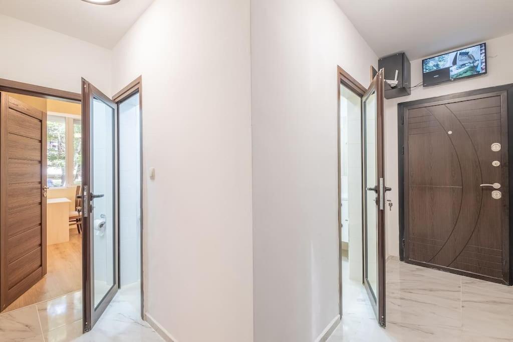 Top Location, Brand New 3 Bdrm Apt & Free Parking Sofia Ngoại thất bức ảnh
