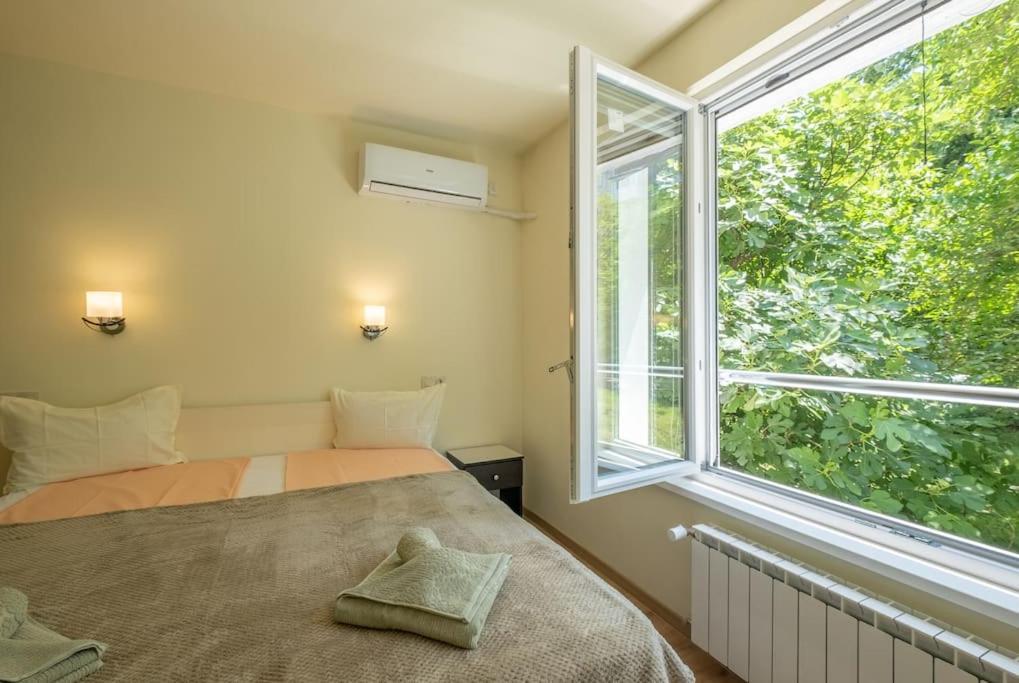 Top Location, Brand New 3 Bdrm Apt & Free Parking Sofia Ngoại thất bức ảnh