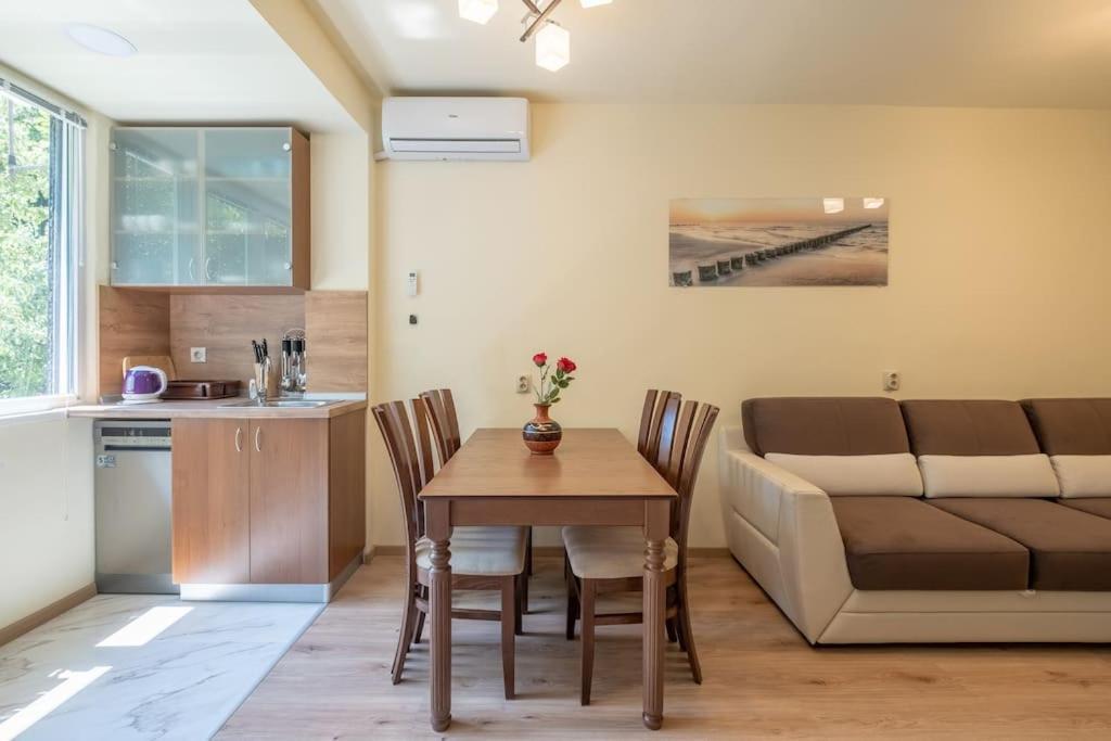 Top Location, Brand New 3 Bdrm Apt & Free Parking Sofia Ngoại thất bức ảnh