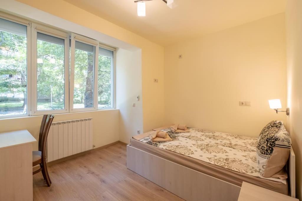 Top Location, Brand New 3 Bdrm Apt & Free Parking Sofia Ngoại thất bức ảnh