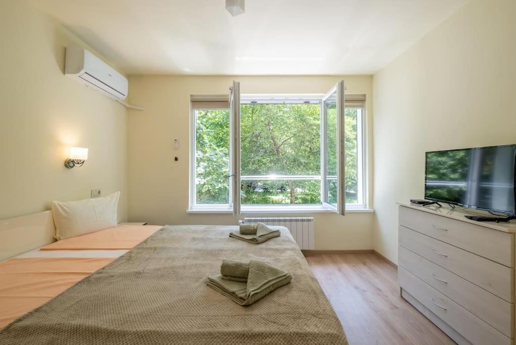 Top Location, Brand New 3 Bdrm Apt & Free Parking Sofia Ngoại thất bức ảnh