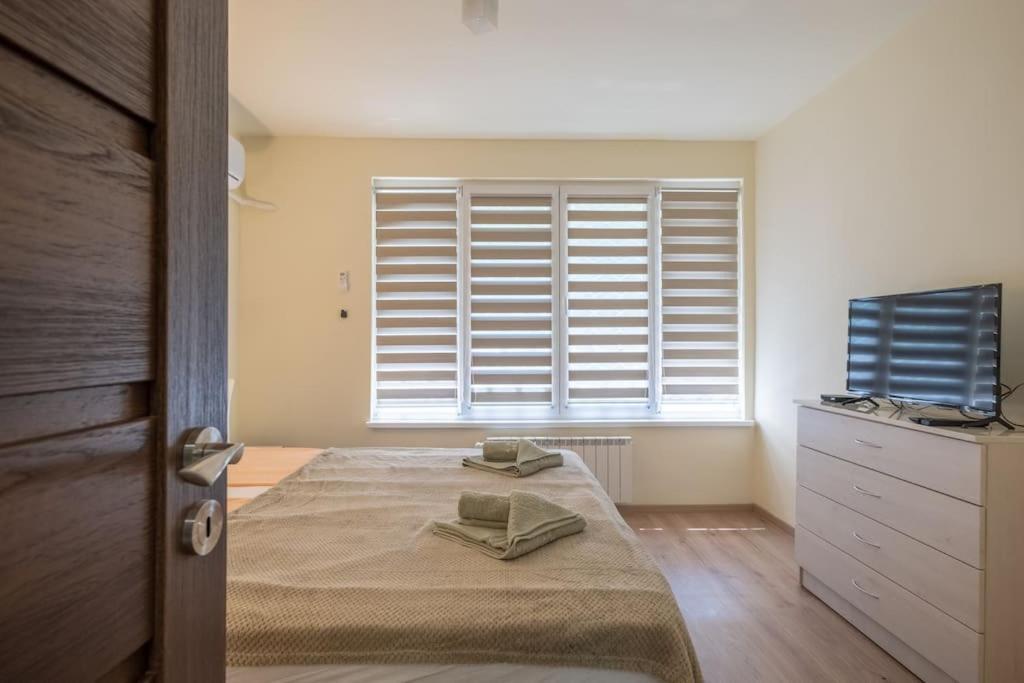 Top Location, Brand New 3 Bdrm Apt & Free Parking Sofia Ngoại thất bức ảnh
