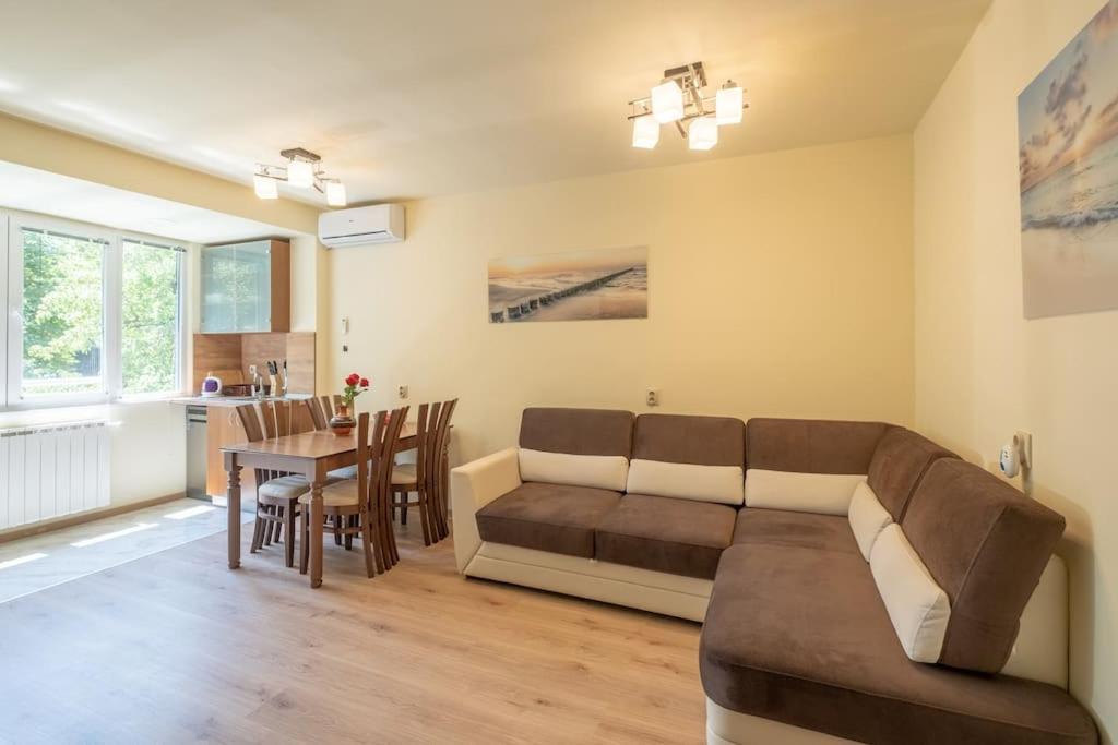 Top Location, Brand New 3 Bdrm Apt & Free Parking Sofia Ngoại thất bức ảnh